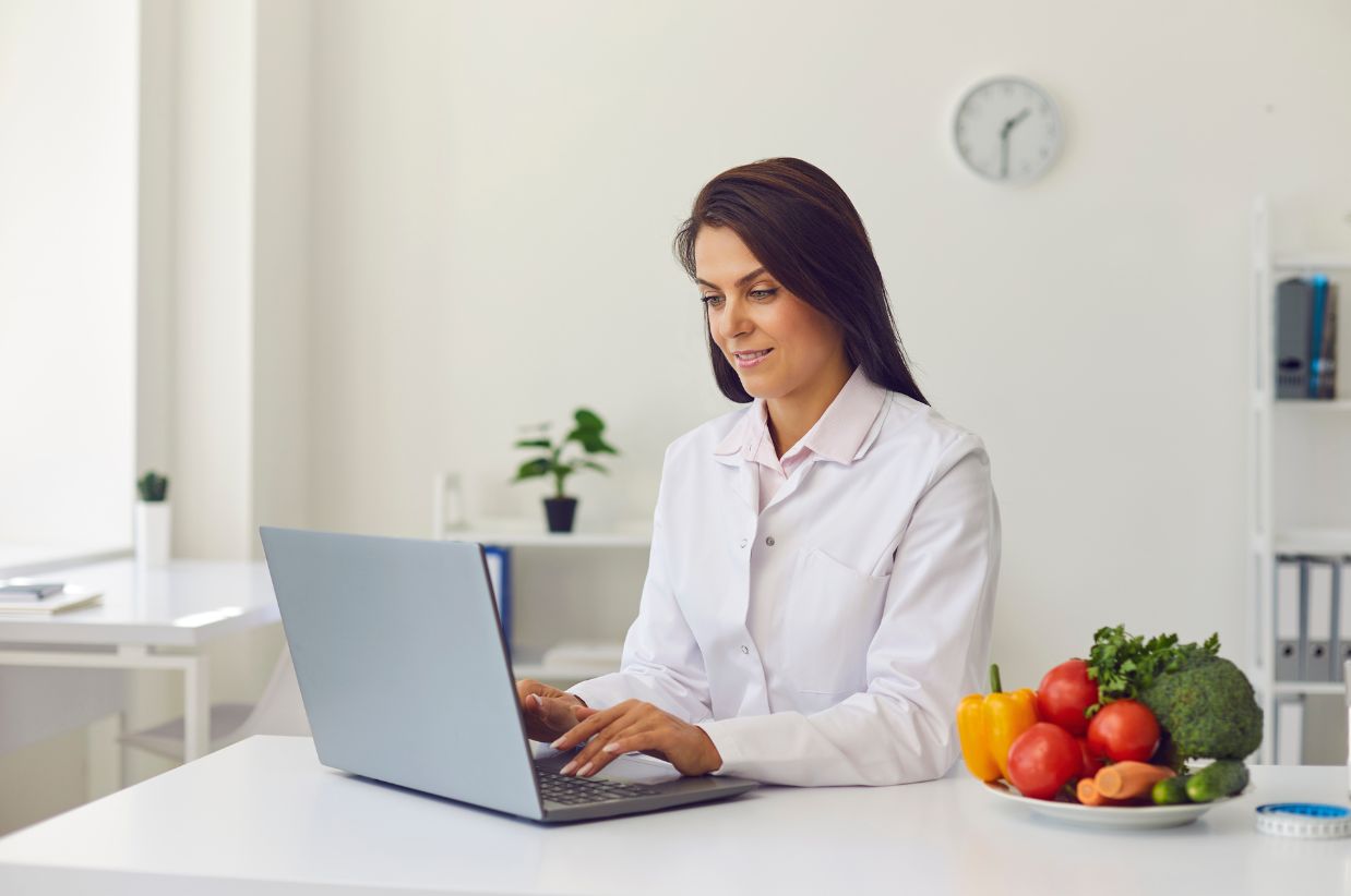 woman nutritionist on computer coaching